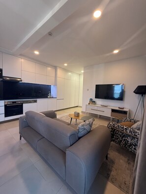 Appart'hôtel, balcon, vue ville | Coin séjour