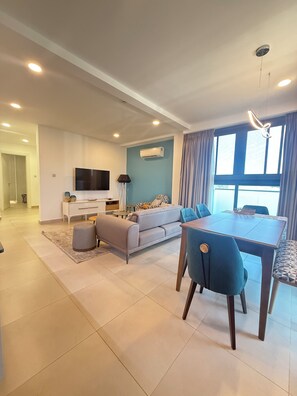 Condo, balcón, vista a la ciudad | Área de sala de estar