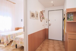 2 dormitorios, tabla de planchar con plancha, ropa de cama