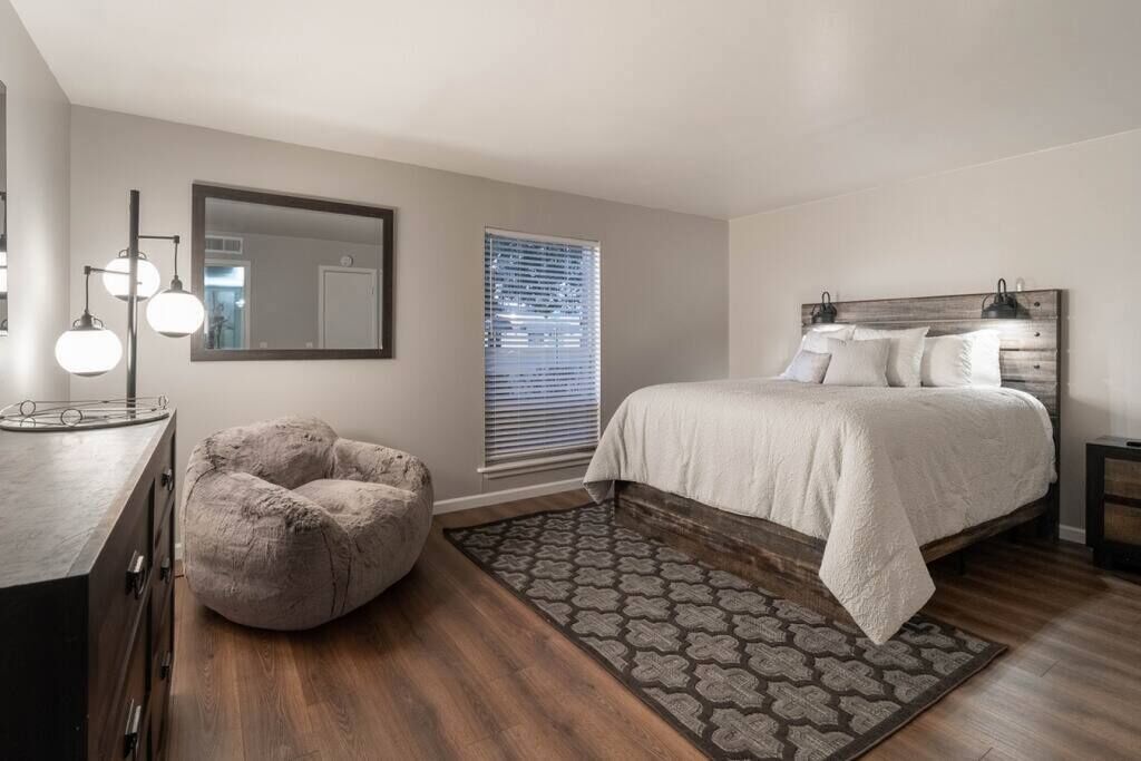 2 bedrooms, desk, iron/ironing board, WiFi