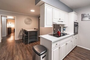 Refrigerador, microondas, horno, placa de cocina