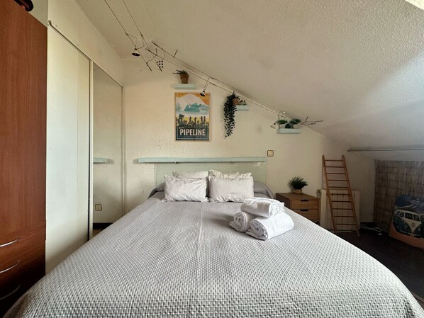 1 habitación, tabla de planchar con plancha y ropa de cama 