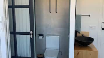 Een douche, handdoeken, zeep, shampoo
