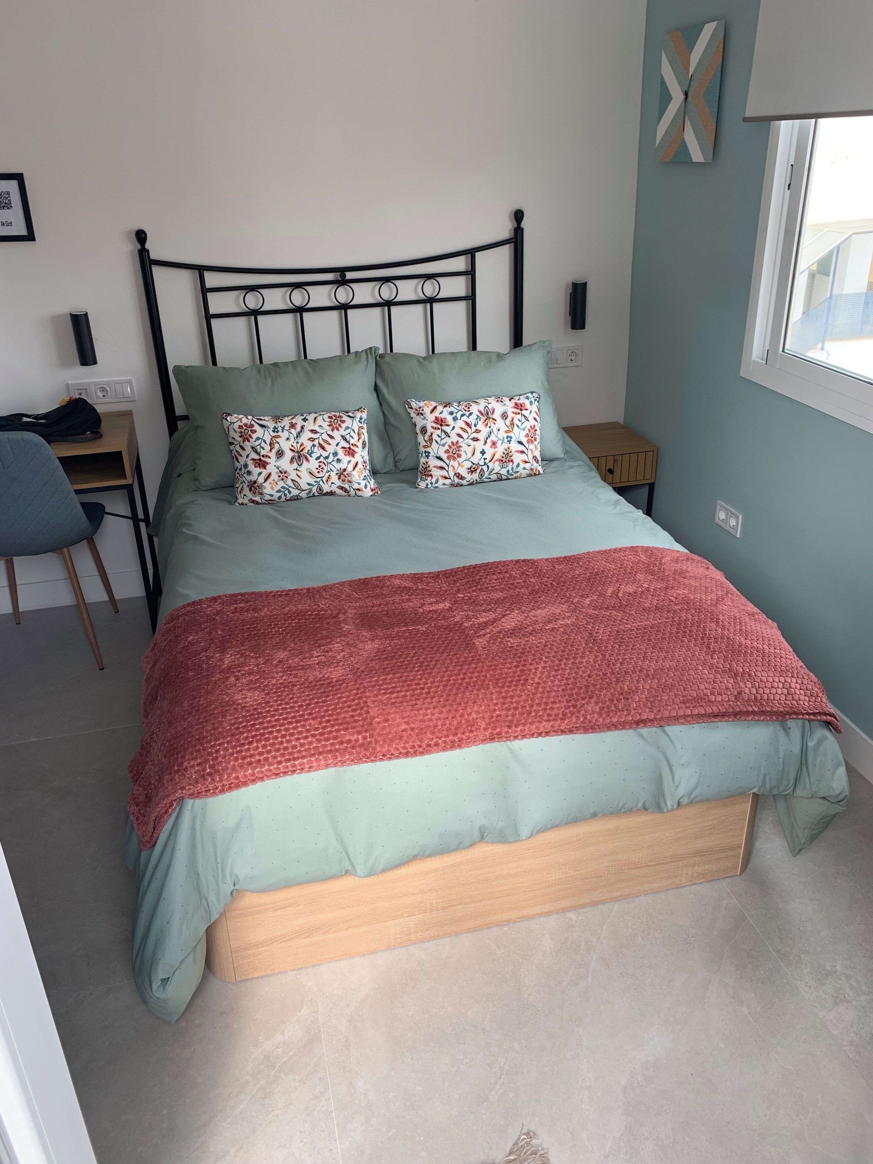 1 bedroom, desk, WiFi, bed sheets