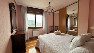 4 slaapkamers, een strijkplank/strijkijzer, beddengoed