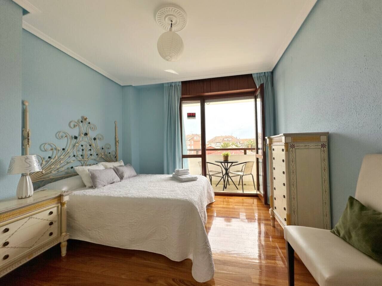 4 slaapkamers, een strijkplank/strijkijzer, beddengoed