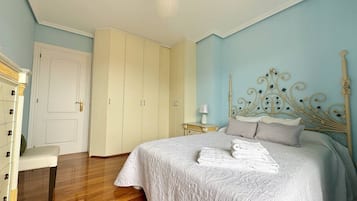 4 bedrooms, iron/ironing board, bed sheets