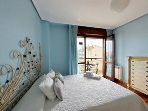 4 bedrooms, iron/ironing board, bed sheets