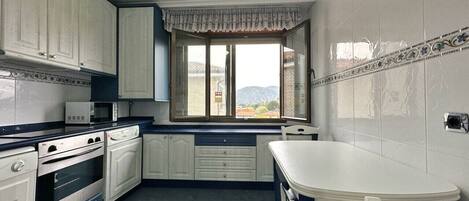 冷蔵庫、電子レンジ、オーブン、食器洗い機