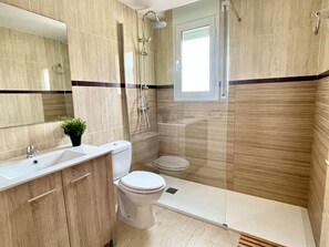 Douche, sĂšche-cheveux, serviettes fournies, savon