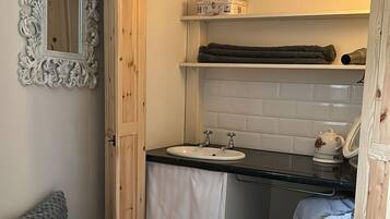 Apartment | Bathroom | Shower, hair dryer, towels