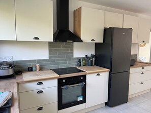 Køleskab, mikrobølgeovn, ovn, kogeplade