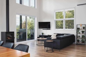 Fernseher, Kamin, Stereoanlage