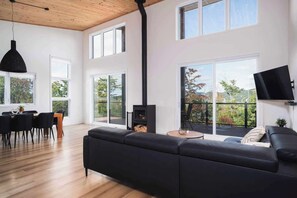 Fernseher, Kamin, Stereoanlage