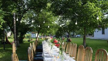 منطقة خارجية لإقامة الولائم والاحتفالات