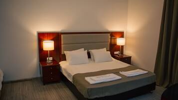 6 bedrooms, WiFi, bed sheets