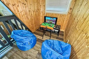 Games room - 4SkiSons: HotTub•Foosball/gaming•FreeDollywoodTckt (Gatlinburg)