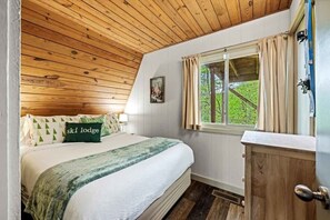 3 bedrooms, iron/ironing board, free WiFi, bed sheets - 4SkiSons: HotTub•Foosball/gaming•FreeDollywoodTckt (Gatlinburg)