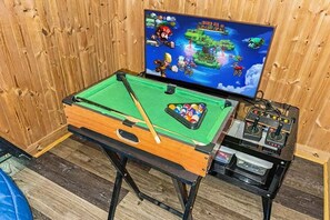 Games room - 4SkiSons: HotTub•Foosball/gaming•FreeDollywoodTckt (Gatlinburg)