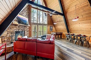 Smart-tv, een open haard, een dvd-speler en tafelvoetbal