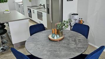 Apartment, 3 Bedrooms, Accessible, Smoking | Dining room
