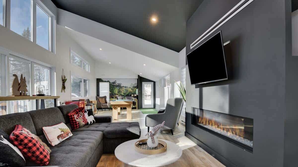 TV, fireplace