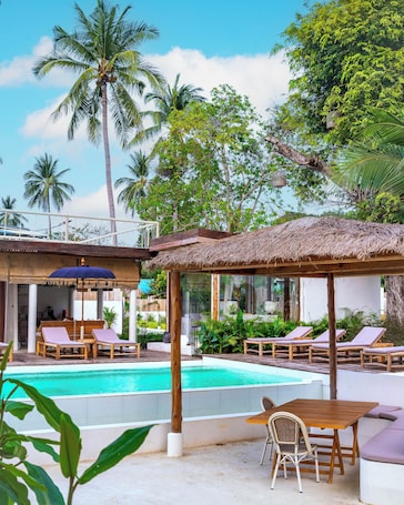 Una piscina al aire libre