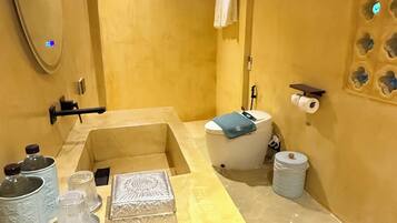 Shower, pengering rambut, sandal, dan handuk