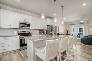 Kylskåp, mikrovågsugn, spishäll och diskmaskin