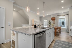 冷蔵庫、電子レンジ、コンロ、食器洗い機