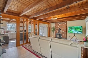 Smart TV, fireplace, table football, books - Riverfront Retreat in Wareham 6 bd+pet+gameroom (Wareham)