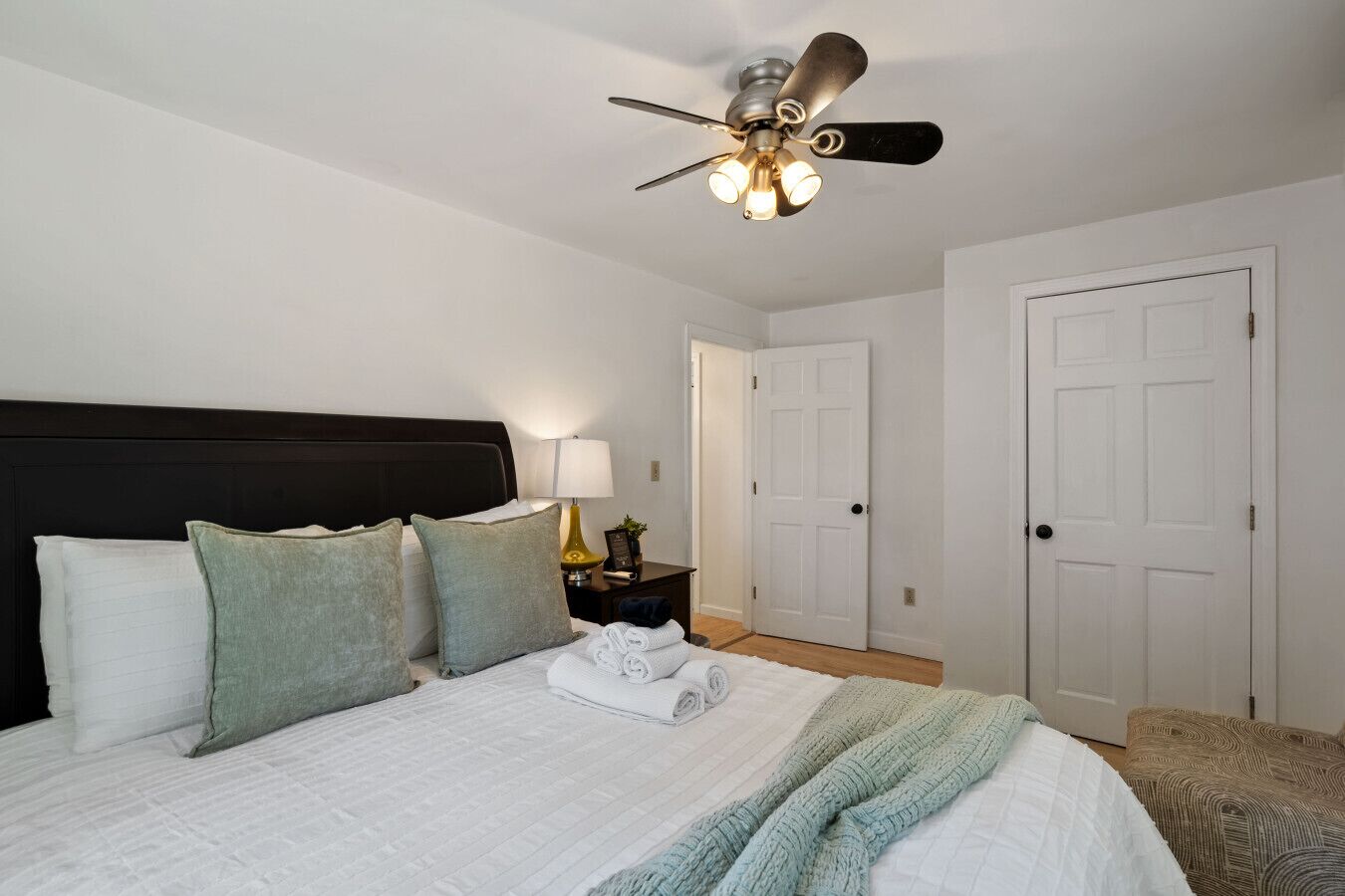 6 bedrooms, desk, iron/ironing board, travel crib