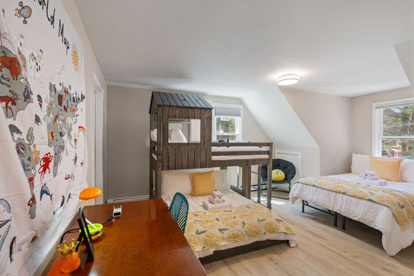 6 bedrooms, desk, iron/ironing board, travel crib