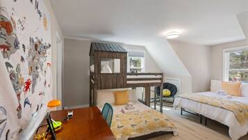 6 bedrooms, desk, iron/ironing board, travel crib