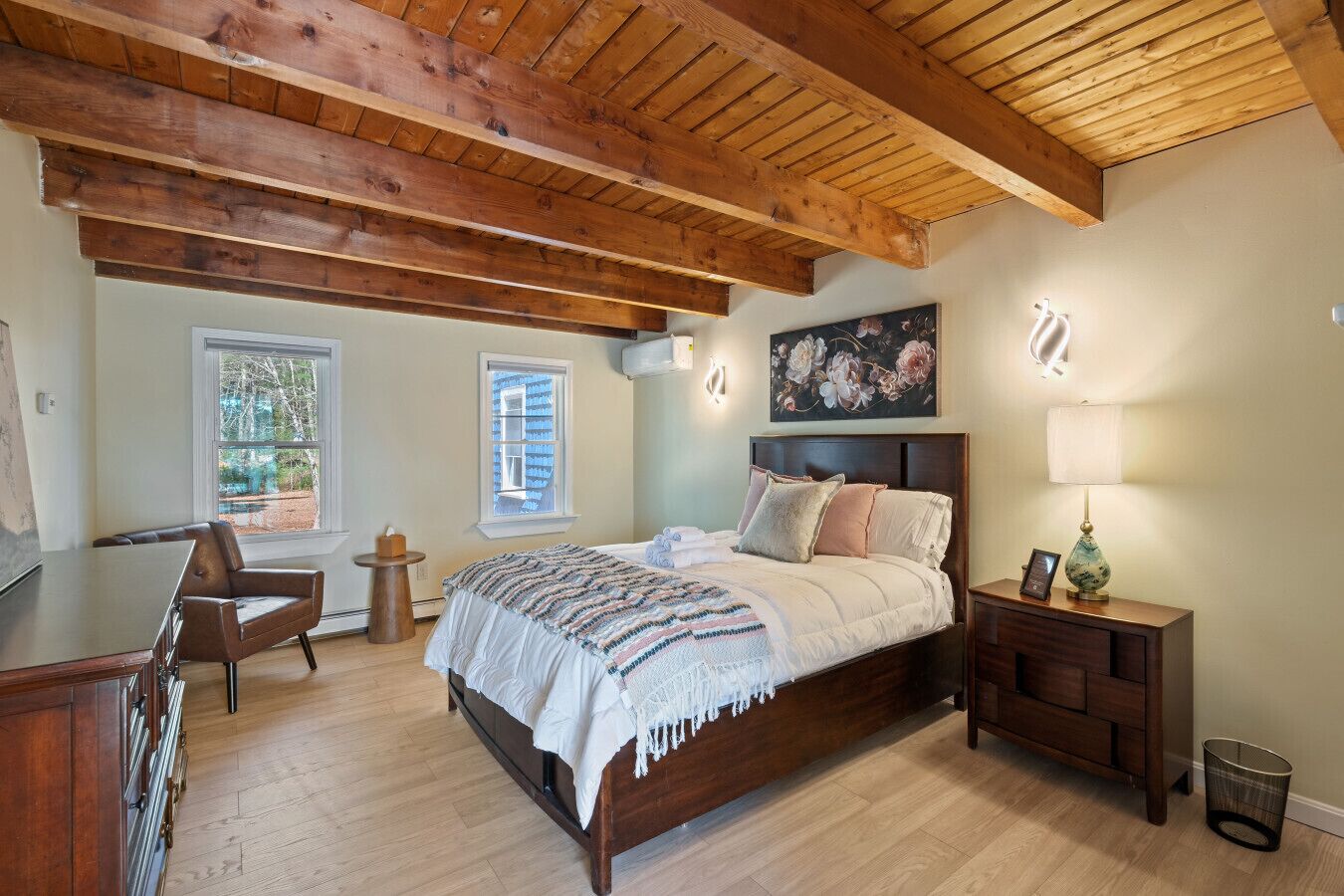 6 Schlafzimmer, Schreibtisch, Bügeleisen/Bügelbrett, Reisekinderbett