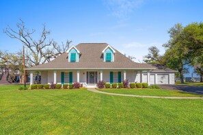 Exterior - Waterfront 3 Bedroom Home (Sulphur)