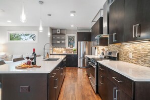 Een koelkast, een microgolfoven, een oven, een kookplaat