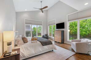 4 quartos, ferros/tábuas de passar roupa, berço de viagem