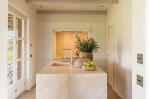 Fridge, microwave, oven, stovetop - New! Villa Eucalipto - a stylish retreat in Capalbio, Tuscany's Maremma (Provincia di Grosseto)