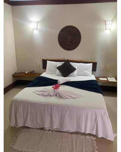 Located opposite the main square of Boipeba, 300m from Boca da Barra Beach.