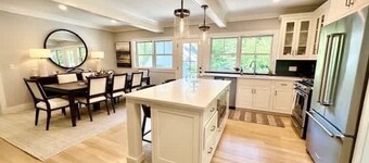 安靜道路上的現代3臥3浴鄉村房屋和穀倉