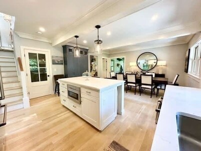 安靜道路上的現代3臥3浴鄉村房屋和穀倉