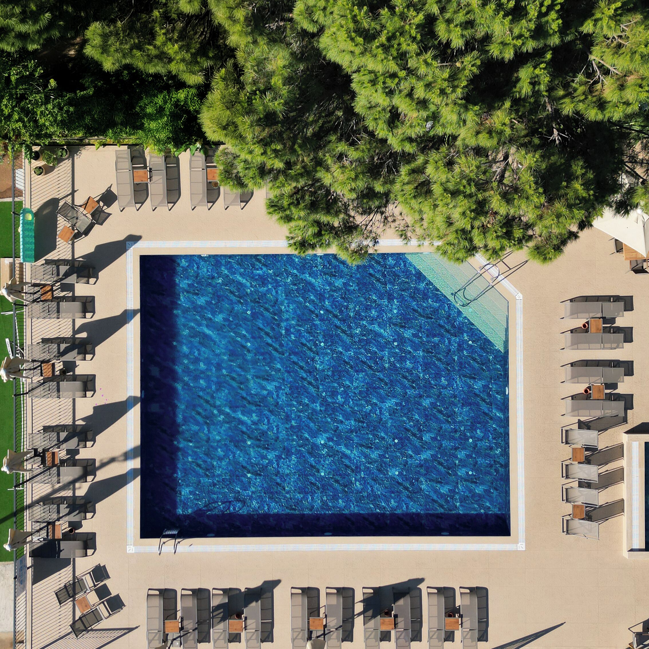 Kolam renang terbuka bermusim, kabana percuma, payung kolam 