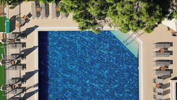 Kolam renang terbuka bermusim, kabana percuma, payung kolam