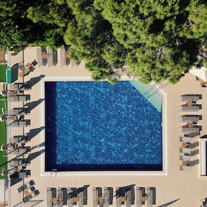 Alberca al aire libre por temporada y camas balinesas gratuitas