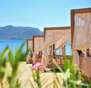Di pantai dan antar-jemput gratis ke pantai
