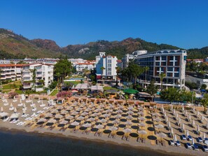 On the beach, free beach shuttle, free beach cabanas, sun loungers - Hotel Caprea (Marmaris)
