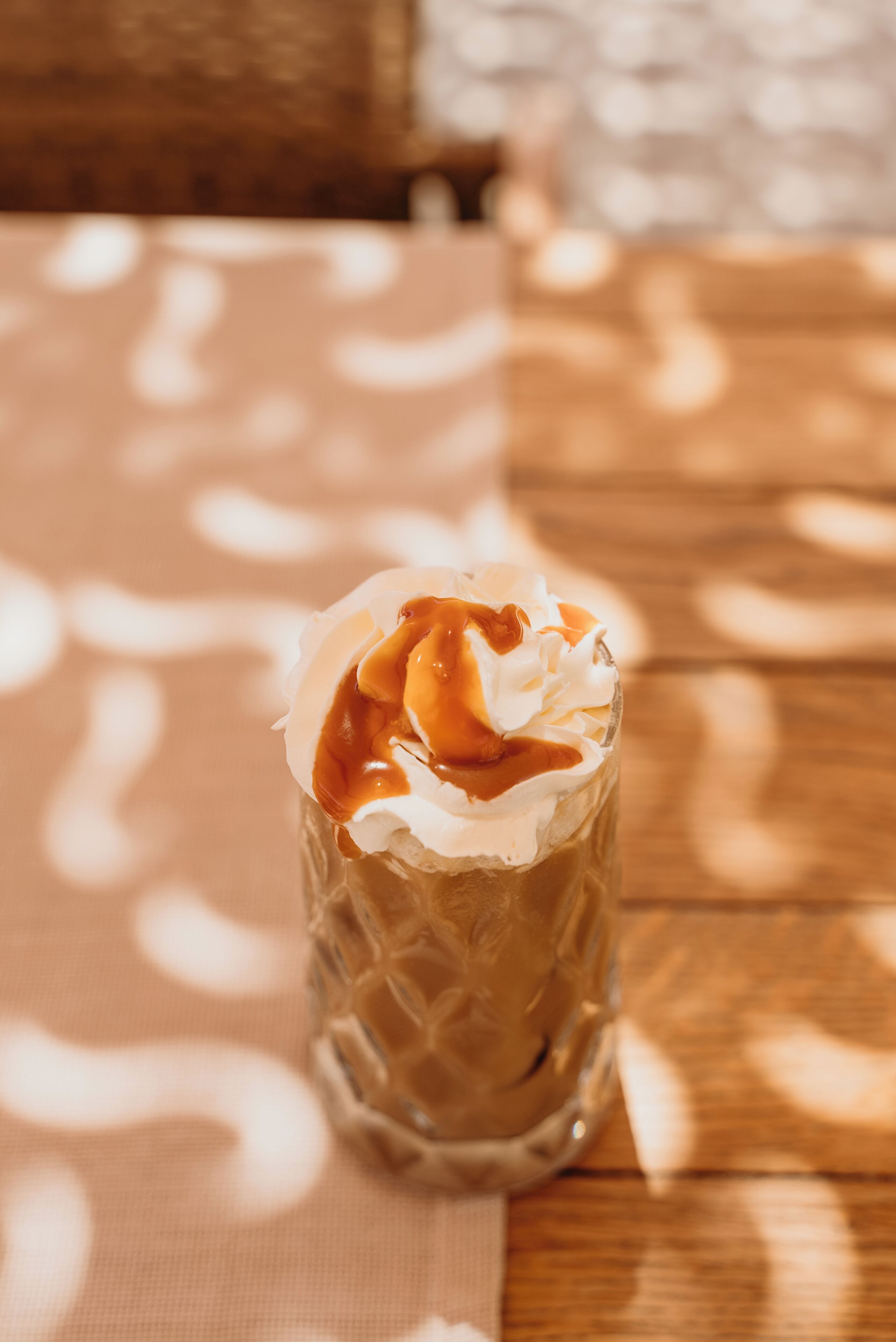 Un verre contenant un dessert, posé sur une table en bois.