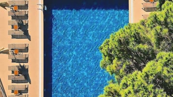 Seasonal outdoor pool, open 9:00 AM to 7:00 PM, free pool cabanas