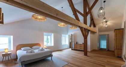 Renovated farmhouse, 500m2, Spa & Sauna, close to hiking trails